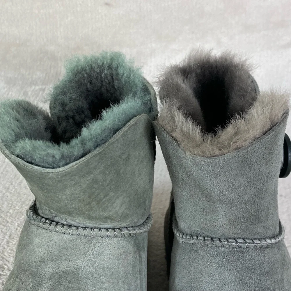 UGG Classic Mini II Boots Womens Size 7‎ Gray Suede Shearling *MISMATCH*